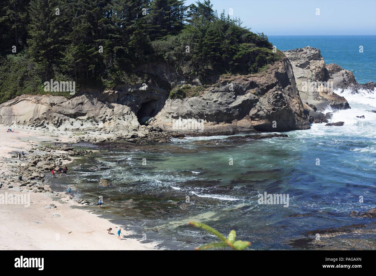 Una veduta aerea di gente sulla spiaggia in riva acri del parco statale vicino a Coos Bay, Oregon, Stati Uniti d'America. Foto Stock