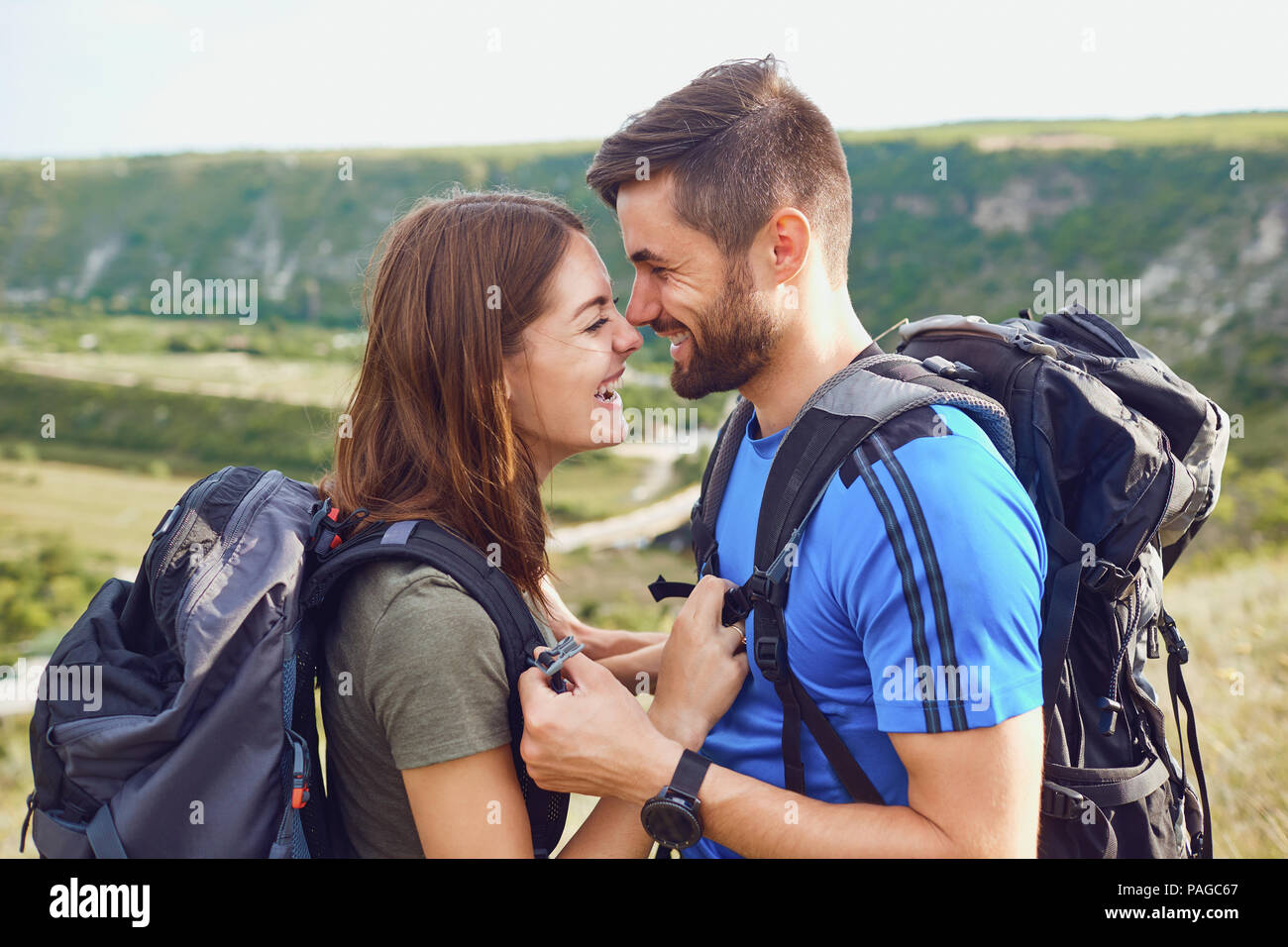 Felice coppia di turisti sorridente in natura. Foto Stock