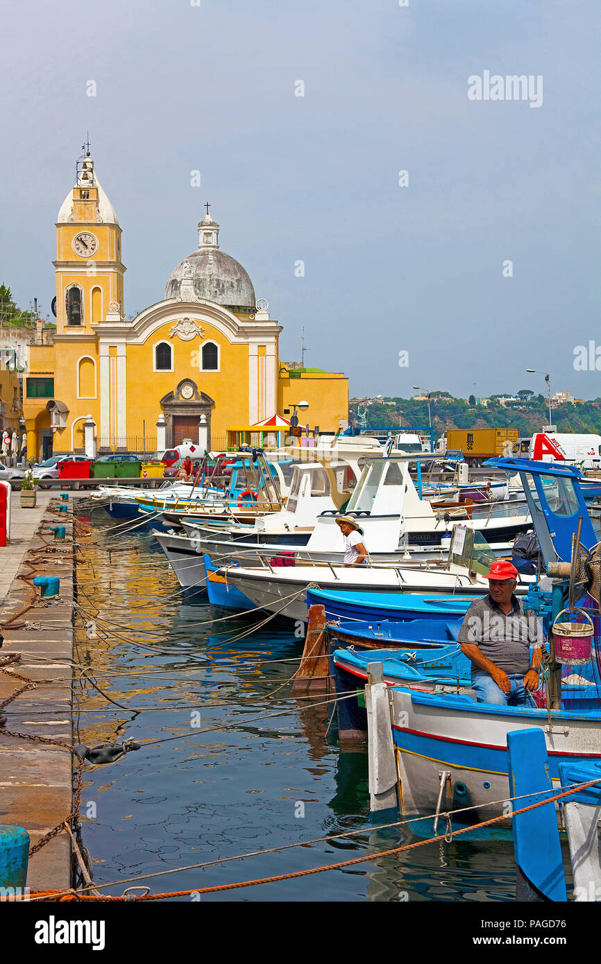 Chiesa di Santa Maria della Pietà al porto di pescatori di Marina Grande, isola di Procida, il Golfo di Napoli, Italia Foto Stock