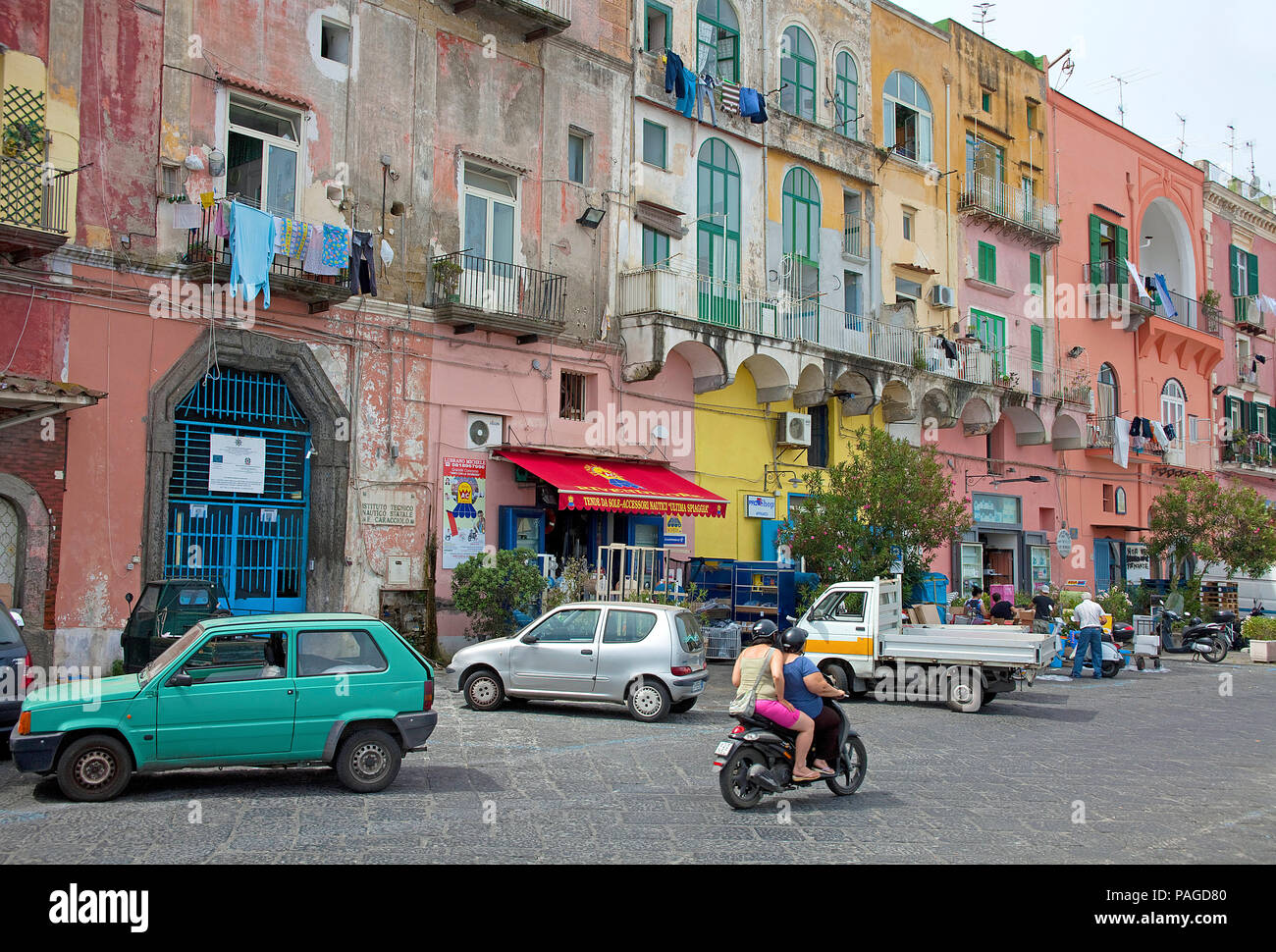 Colorate case dei pescatori di Marina Grande, isola di Procida, il Golfo di Napoli, Italia Foto Stock