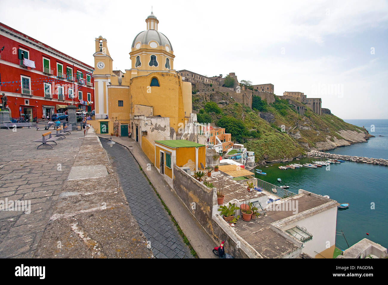 Chiesa della Madonna delle Grazie a Piazza dei Martiri e fortezza di Terra Murata, sotto Marina di Corricella, Procida, Golfo di Napoli, Italia Foto Stock