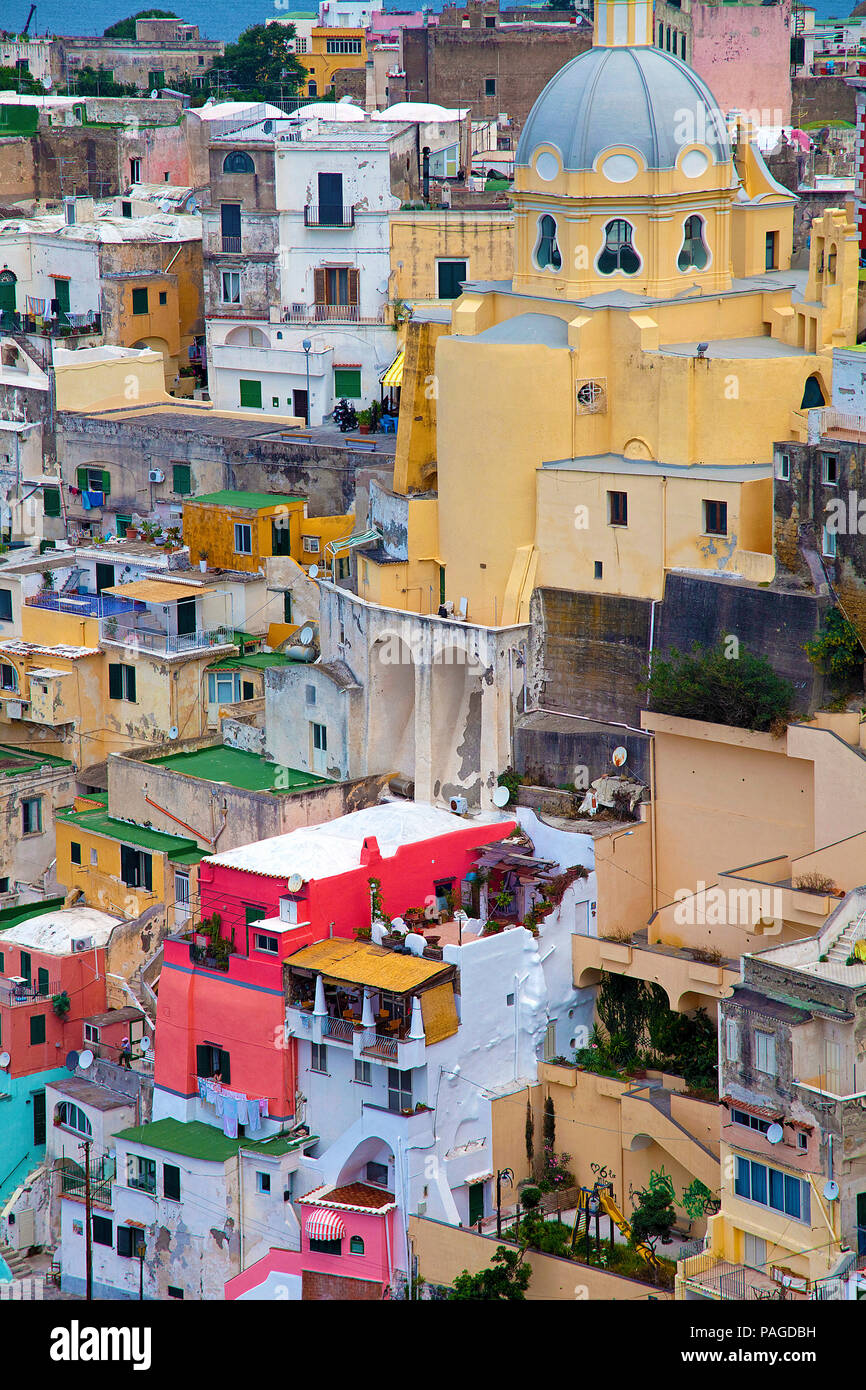 L'idilliaco villaggio di pescatori Procida con la Chiesa della Madonna delle Grazie, il Golfo di Napoli, Italia Foto Stock