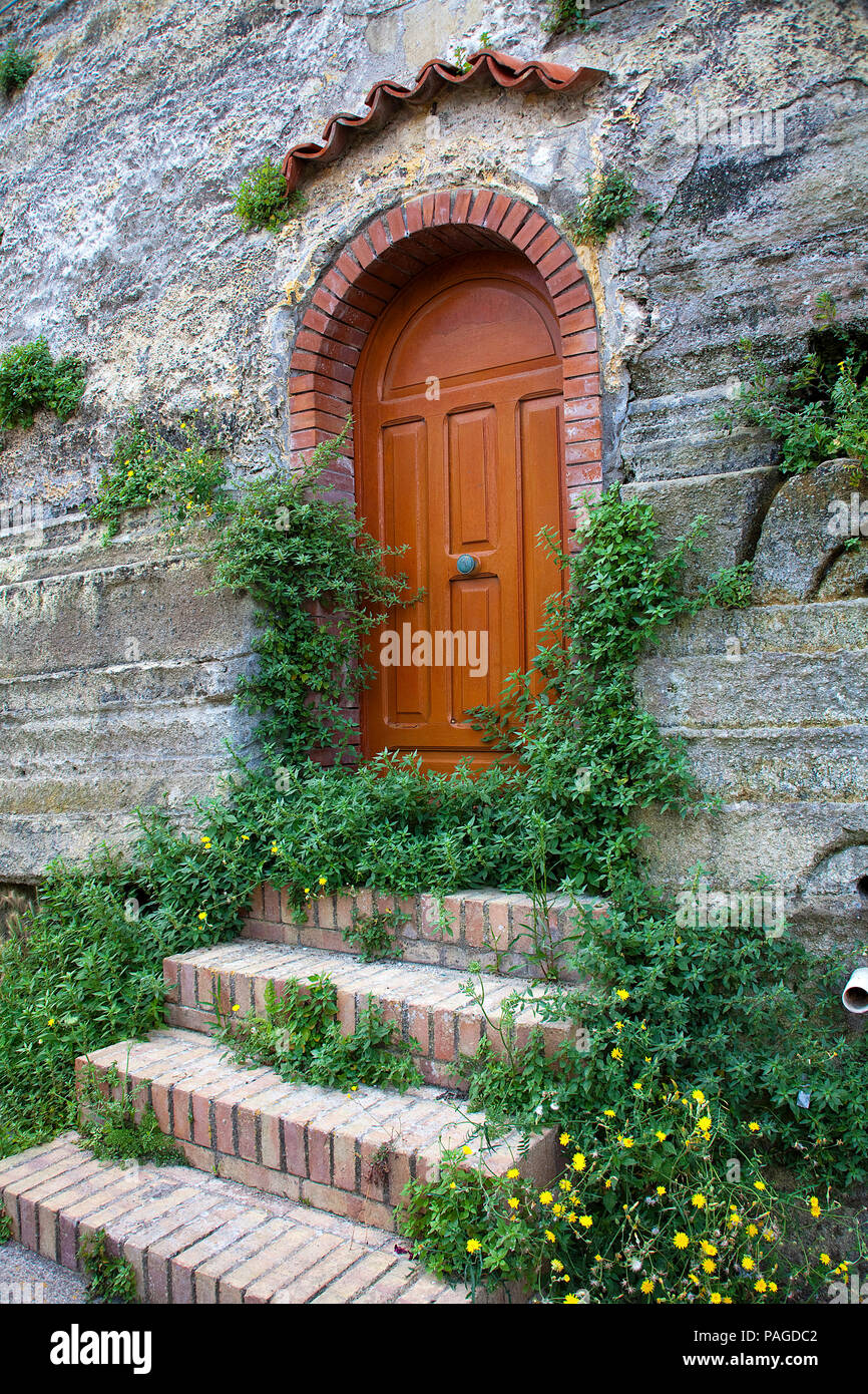 Incolto porta di legno a Fortezza Terra Murata, un ex carcere, Procida, Golfo di Napoli, Italia Foto Stock