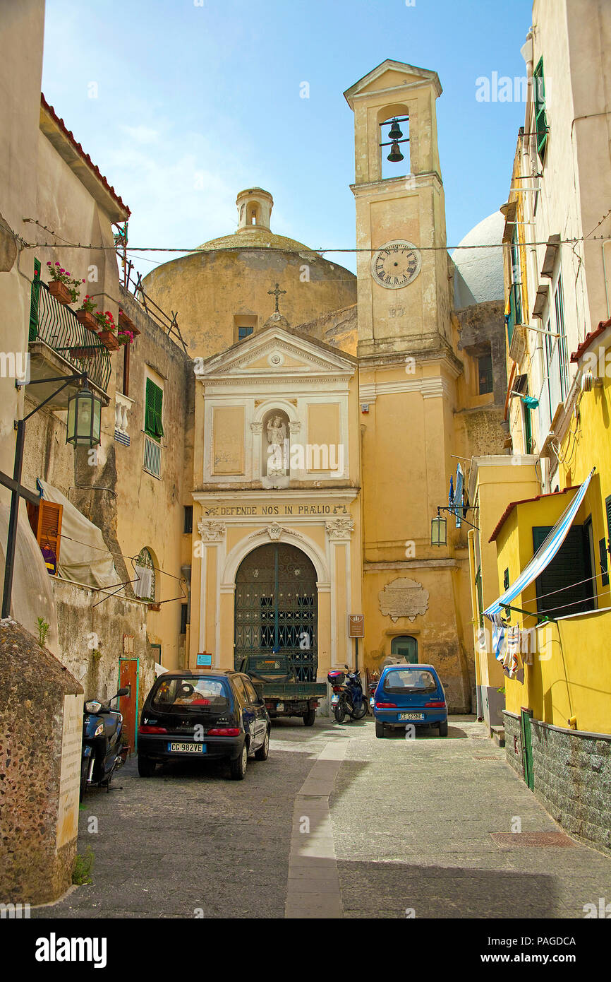 La Chiesa Abbazia di San Michele Arcangelo a città alta di Procida, il Golfo di Napoli, Italia