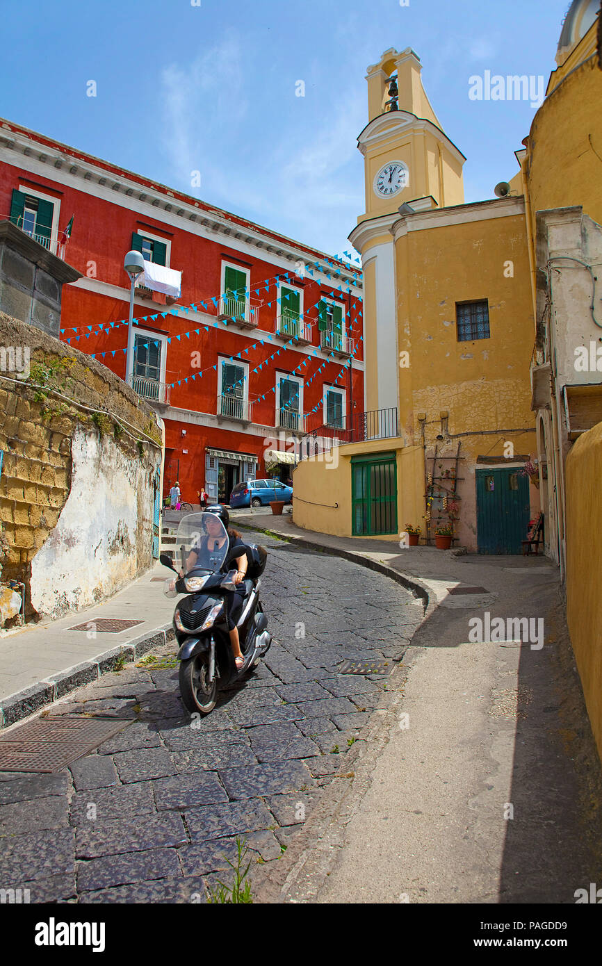 Donna sulla moto in Chiesa della Madonna delle Grazie, Procida, Golfo di Napoli, Italia Foto Stock