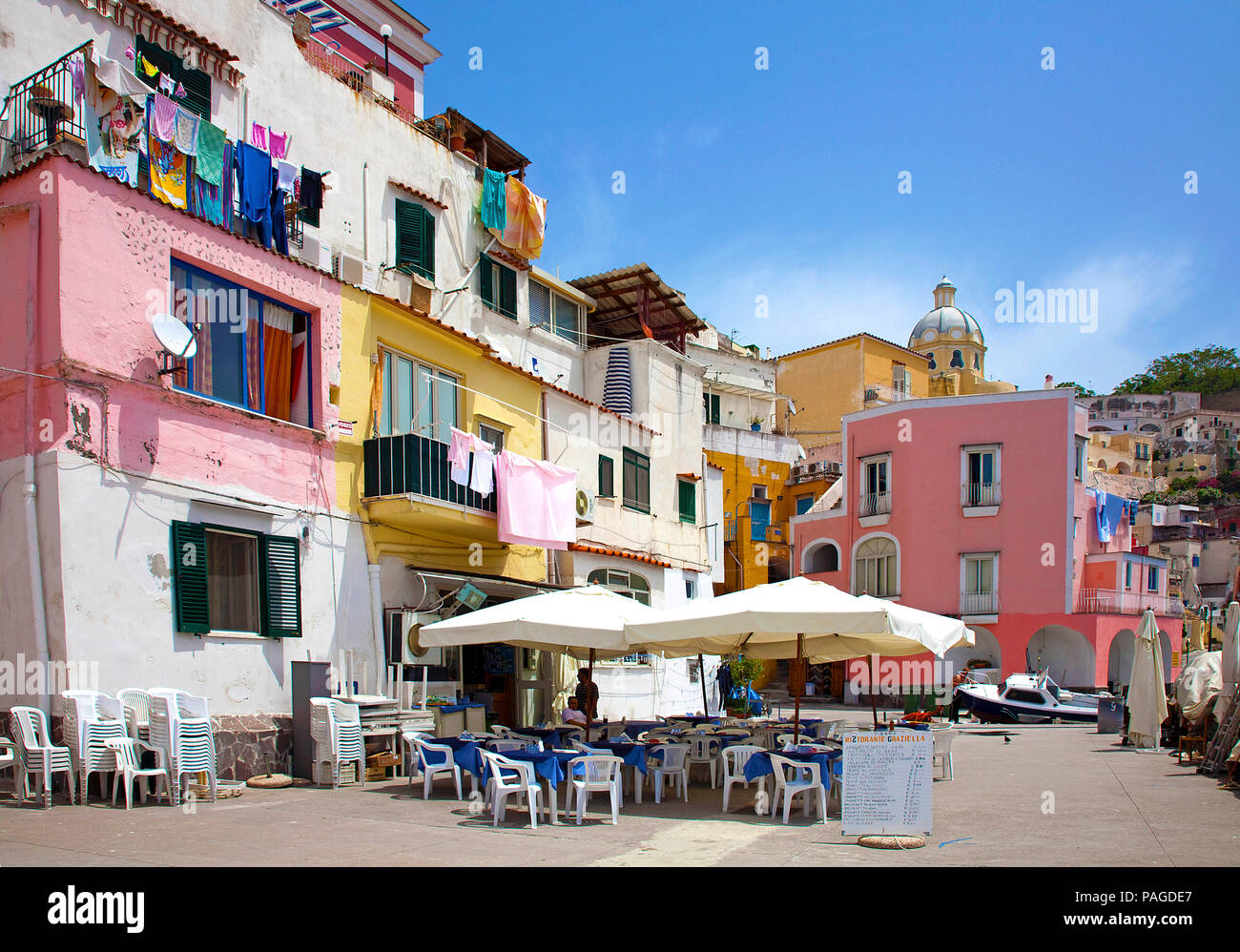 Porto idilliaco ristorante al porto di pescatori di Marina di Corricella, Procida, Golfo di Napoli, Italia Foto Stock