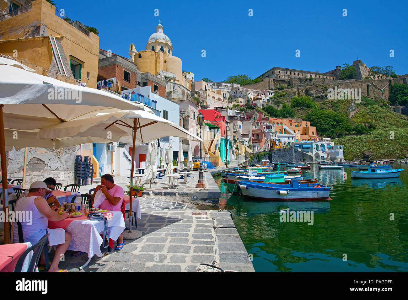 Porto idilliaco ristorante al porto di pescatori di Marina di Corricella, Procida, Golfo di Napoli, Italia Foto Stock