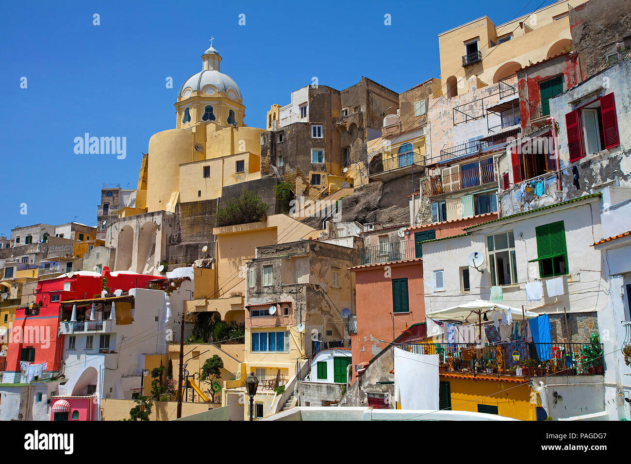L'idilliaco villaggio di pescatori Procida con la Chiesa della Madonna delle Grazie, il Golfo di Napoli, Italia Foto Stock