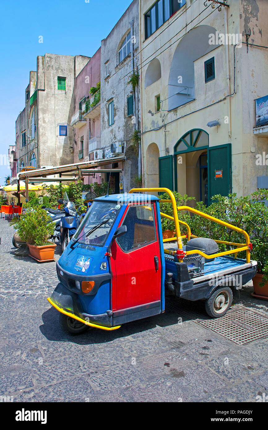Ape, tipico italien mini carrello a Marina Grande, Procida, Golfo di Napoli, Italia, Mare Mediterraneo, Europa Foto Stock