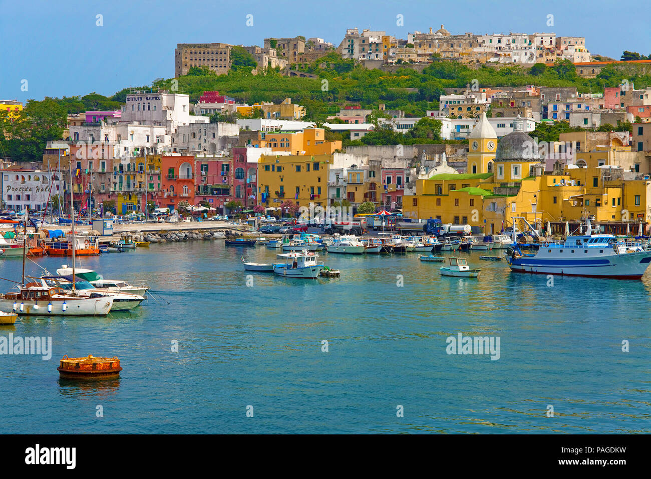Fresa di pesca a Marina Grande, Chiesa di Santa Maria della Pietà, sopra la fortezza di Terra Murata, isola di Procida, il Golfo di Napoli, Italia Foto Stock