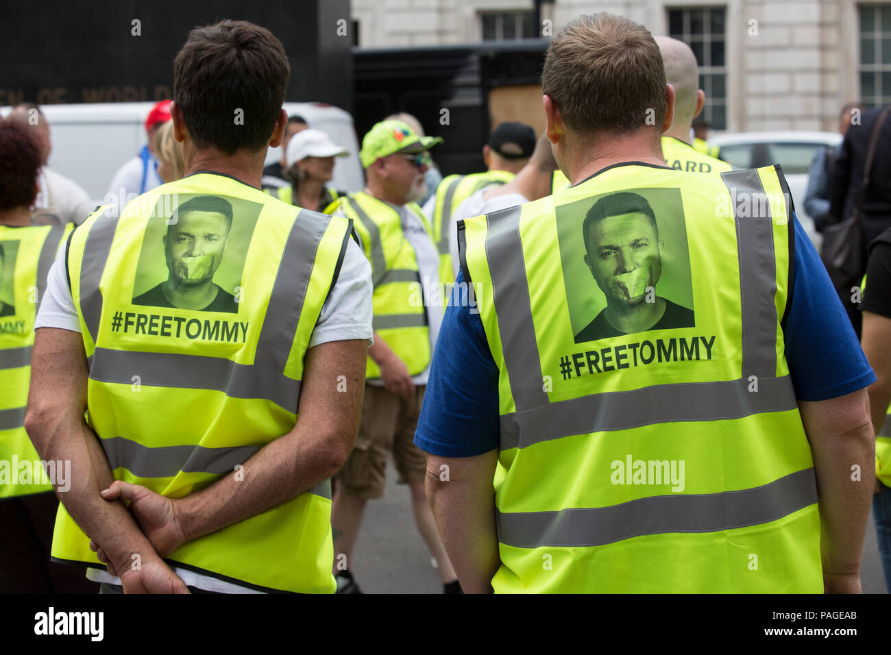 Difesa inglese League Supporters frequentare un rally a Whitehall dove vi sono stati scontri con contro manifestanti da anti-organizzazioni fascista, REGNO UNITO Foto Stock