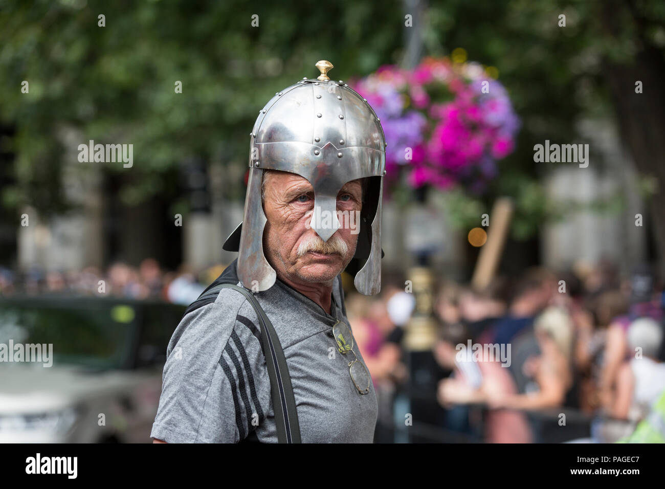 Difesa inglese League Supporters frequentare un rally a Whitehall dove vi sono stati scontri con contro manifestanti da anti-organizzazioni fascista, REGNO UNITO Foto Stock