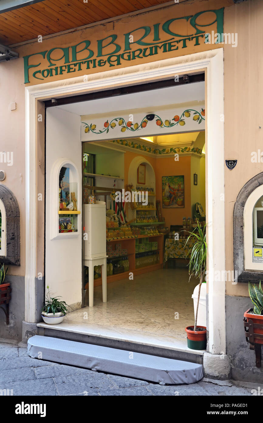 SORRENTO, ITALIA -10 settembre 2014: Limoncello fabbrica nel centro storico di Sorrento, il 10 settembre 2014 in Italia Foto Stock