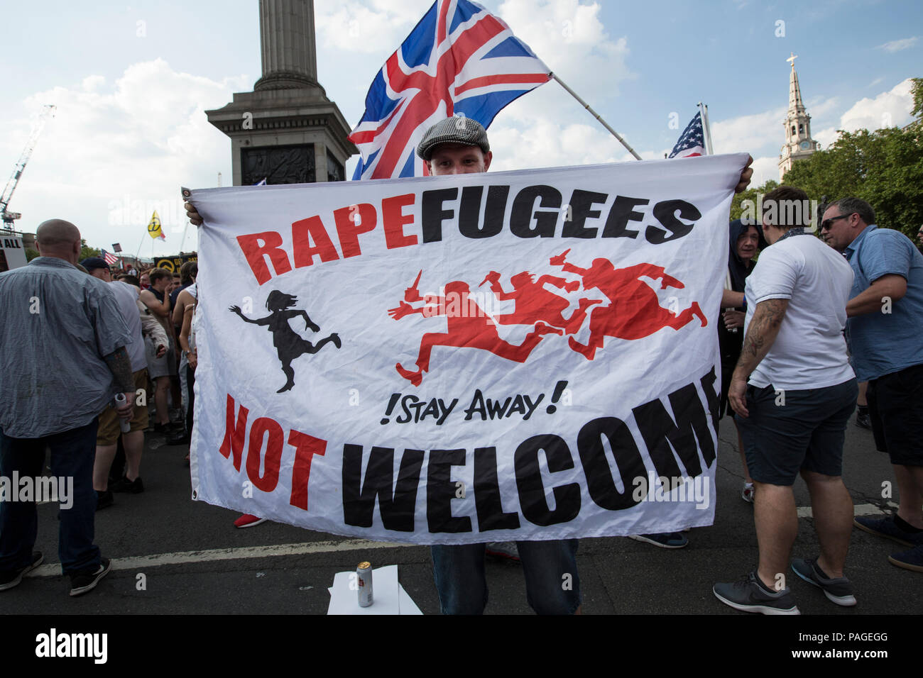 Difesa inglese League Supporters frequentare un rally a Whitehall dove vi sono stati scontri con contro manifestanti da anti-organizzazioni fascista, REGNO UNITO Foto Stock