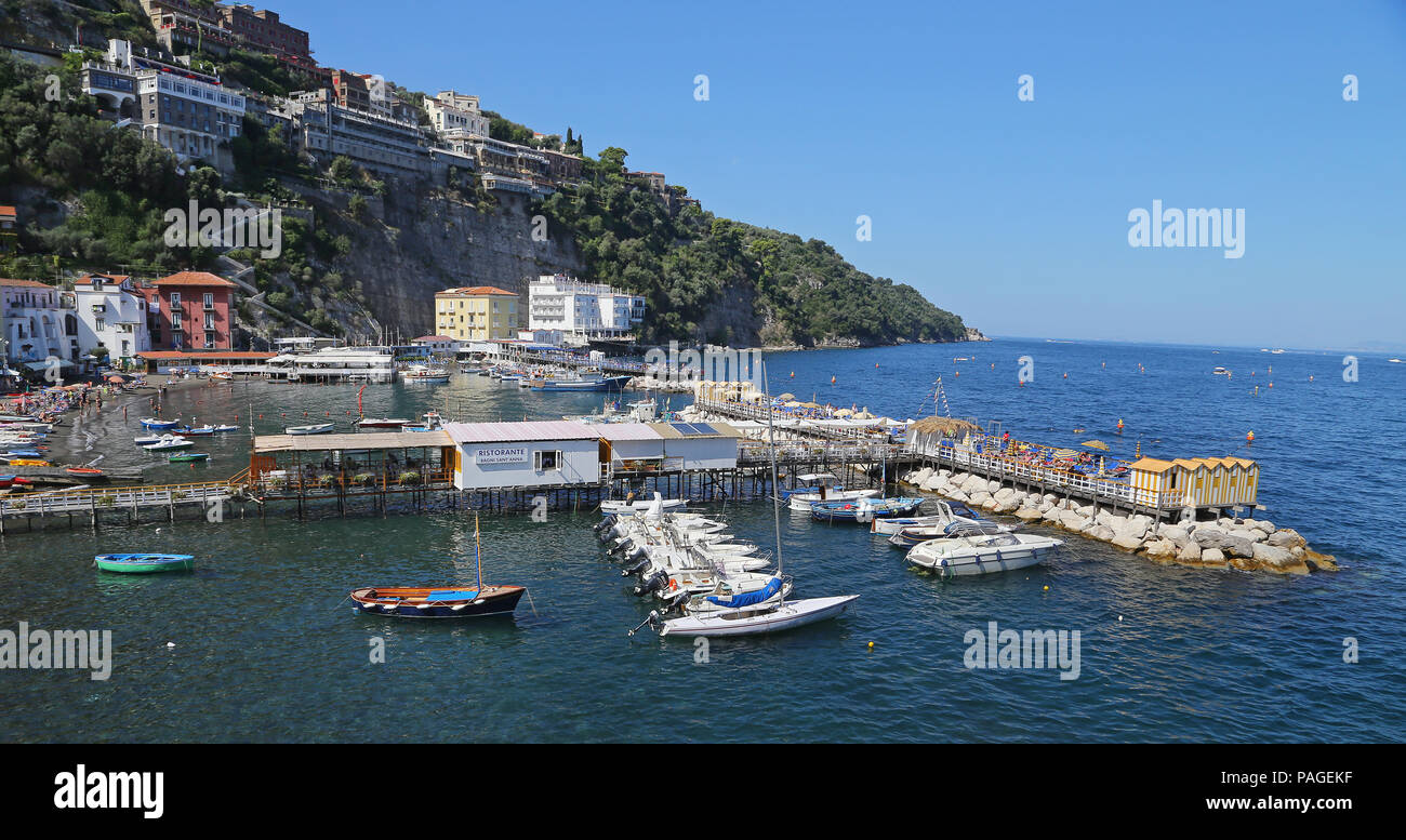 SORRENTO, ITALIA -14 settembre 2014: Le piccole oasi con barche da pesca e colorfull case è situato sulla Via del Mare a Sorrento, a parte il fas Foto Stock