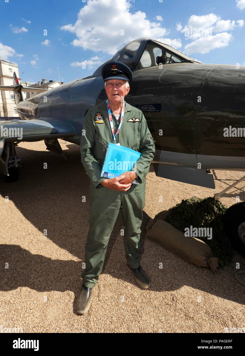 Un veterano pilota RAF pone accanto a un Gloster Meteor F4, parte del RAF Centenario presso la sfilata delle Guardie a Cavallo, Londra Foto Stock