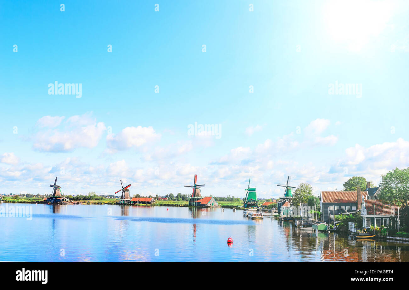 Vecchi Mulini nel villaggio olandese. Foto Stock