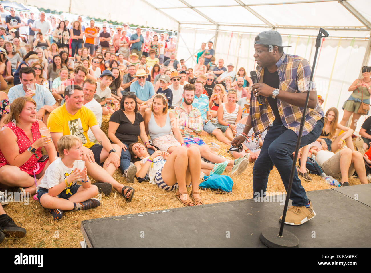 Kent, Regno Unito. 21 Luglio, 2018. 21 Luglio 2018 - Vicari Picnic - Festival di Musica Performance giorno 2 nella tenda di commedia - artista Stephen K Amos Glamourstock Credito Credito: glamourstock/Alamy Live News Foto Stock