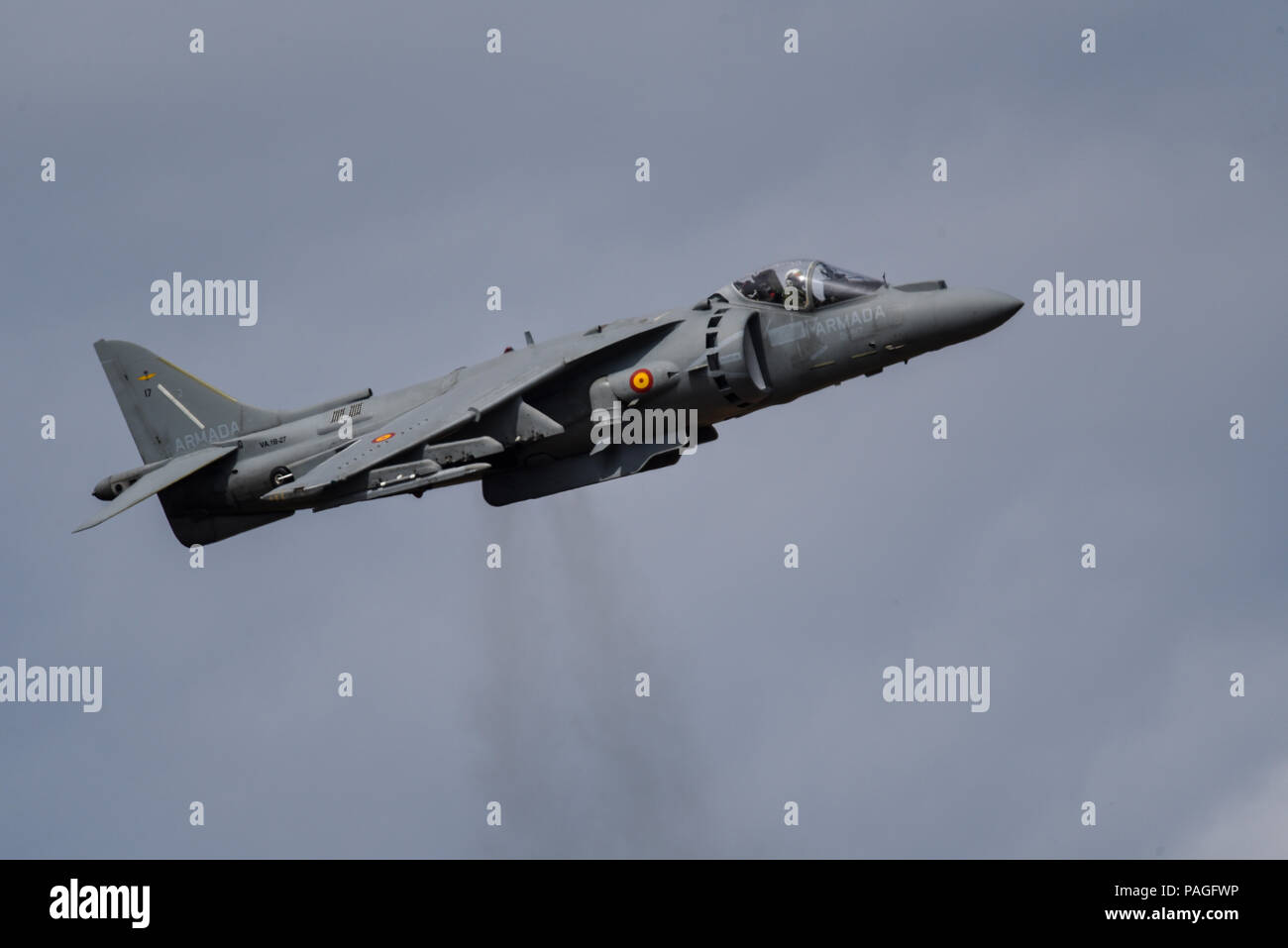 Marina spagnola McDonnell Douglas AV-8B Harrier II Matador jump jet da combattimento aereo la visualizzazione a Farnborough Airshow internazionale, FIA 2018. V/STOL. Armada Española VA-2 Matador II Foto Stock