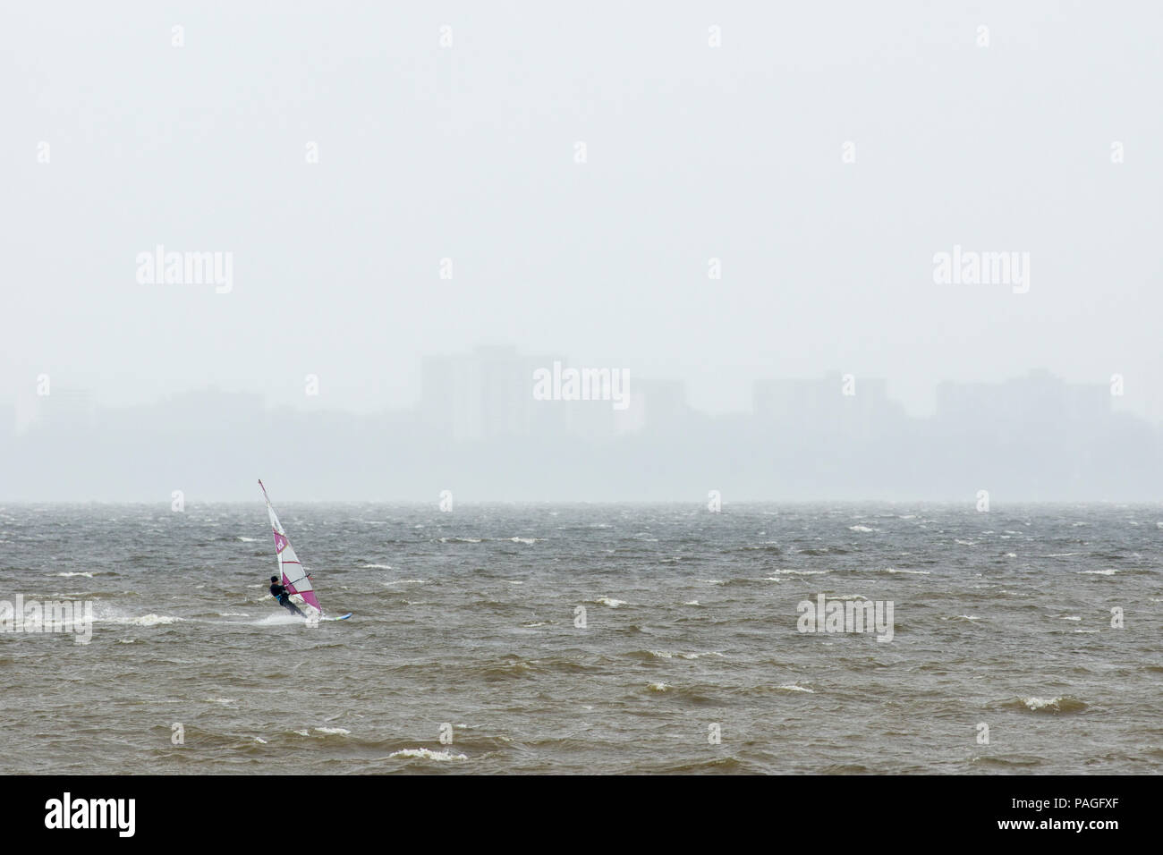 Ottawa, Canada. 22 Luglio, 2018. Un surfista del vento sul fiume Ottawa come il vento e la pioggia di ritornare nella regione dopo quasi due mesi di siccità condizione. Credito: Vince F/Alamy Live News Foto Stock
