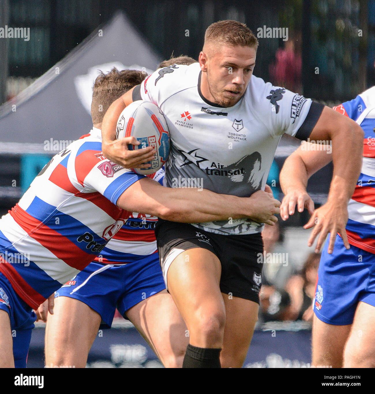 Lamport Stadium, Toronto, Ontario, Canada, 21 luglio 2018. Matty Russell (C) di Toronto Wolfpack in attacco contro Rochdale Hornets durante il Toronto Wolfpack v Rochdale Hornets nel Betfred campionato. Credito: Touchlinepics/Alamy Live News Foto Stock