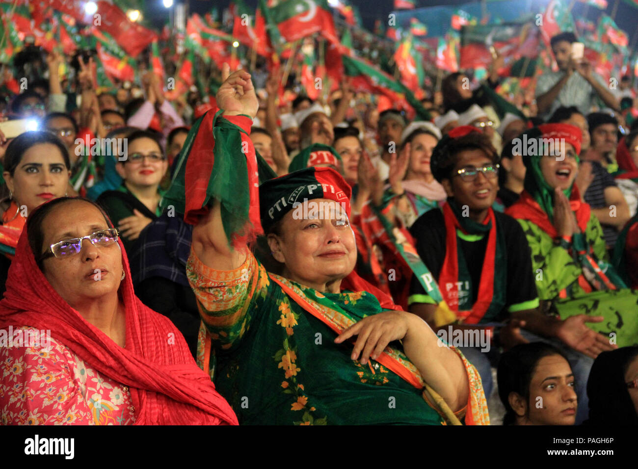 Karachi. 22 Luglio, 2018. I sostenitori di Imran Khan, capo del Pakistan Tehreek-e-Insaf (PTI), partito partecipare a una campagna elettorale rally nel sud del Pakistan città portuale di Karachi, luglio 22, 2018. Pakistan terranno le elezioni generali del 25 luglio. Credito: Xinhua/Alamy Live News Foto Stock