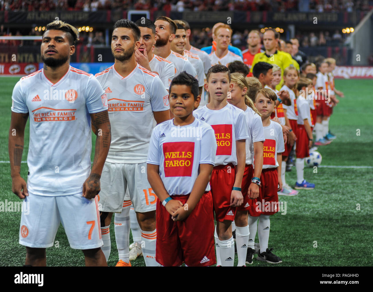Atlanta, GA, Stati Uniti d'America. 21 Luglio, 2018. Atlanta United FC per i membri del team line up per l'inno nazionale prima della MLS di gioco a Mercedes-Benz Stadium di Atlanta, GA. Atlanta sconfitto DC uniti, 3 -1. Kevin Langley/CSM/Alamy Live News Foto Stock