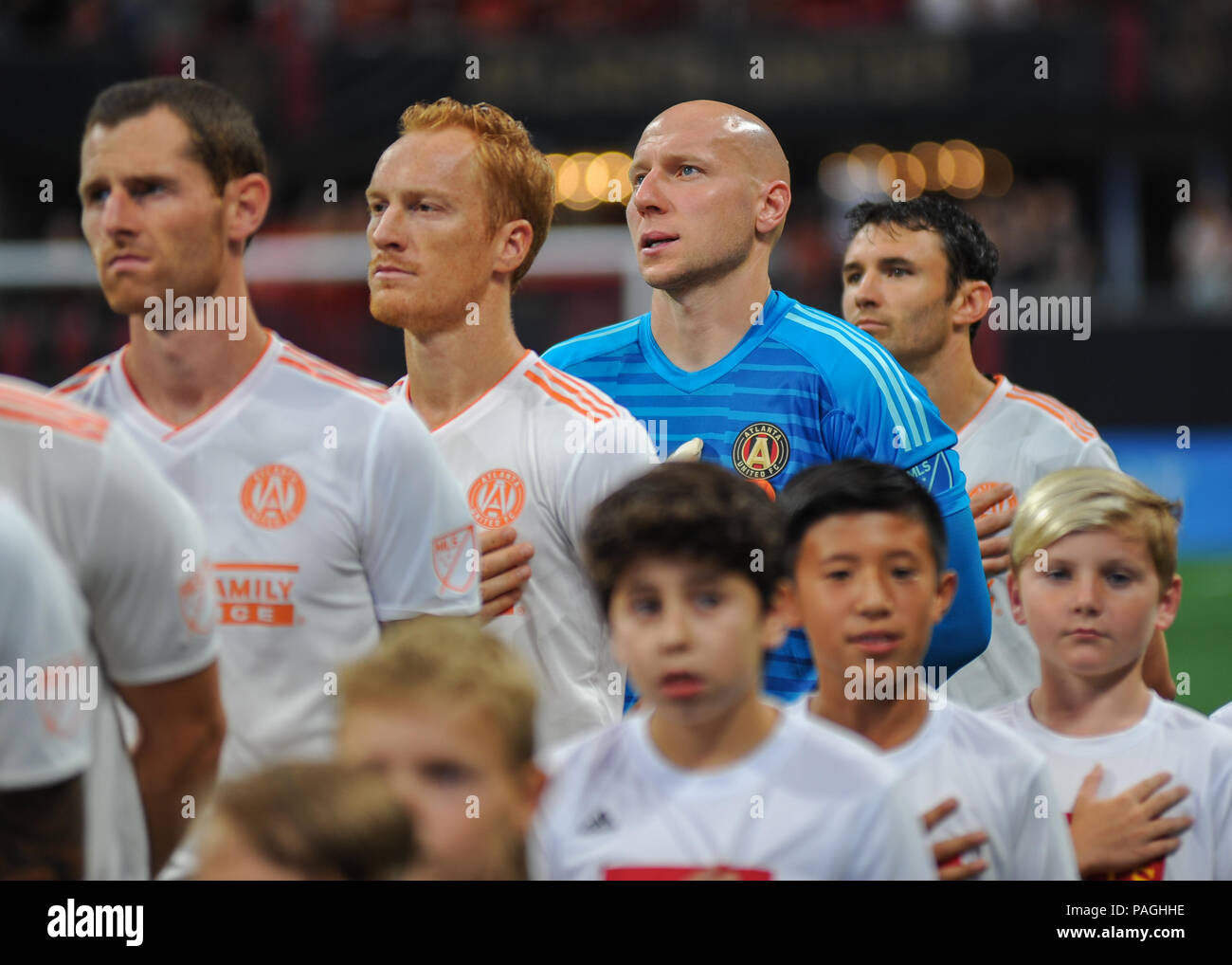 Atlanta, GA, Stati Uniti d'America. 21 Luglio, 2018. Atlanta United FC per i membri del team line up per l'inno nazionale prima della MLS di gioco a Mercedes-Benz Stadium di Atlanta, GA. Atlanta sconfitto DC uniti, 3 -1. Kevin Langley/CSM/Alamy Live News Foto Stock