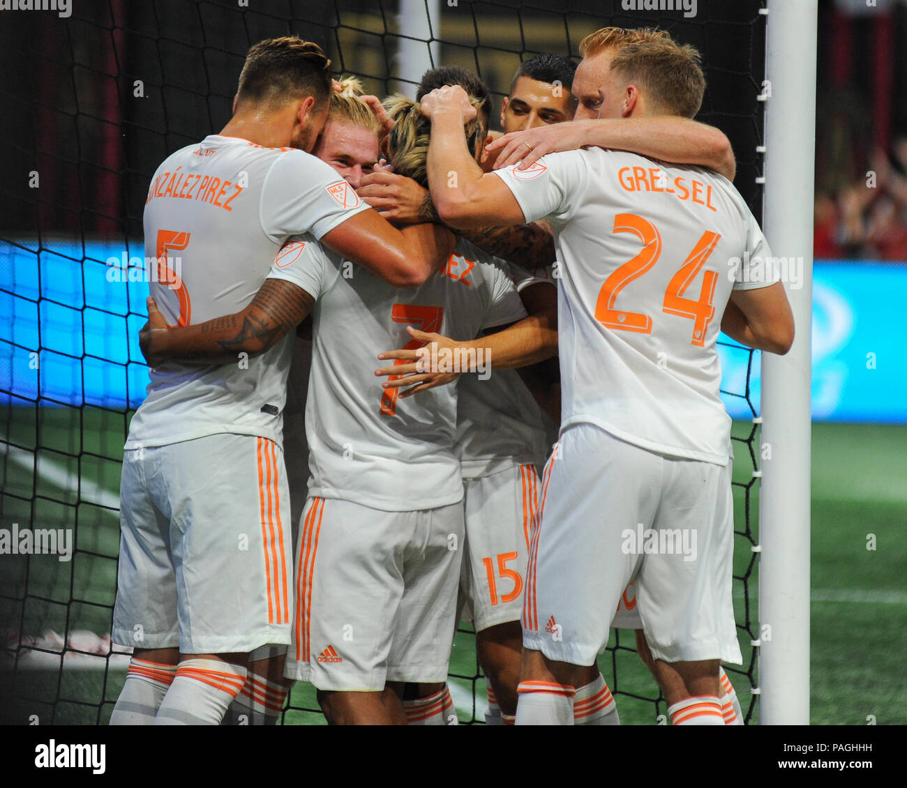 Atlanta, GA, Stati Uniti d'America. 21 Luglio, 2018. Atlanta United FC per i membri del team di celebrare un Josef Martinez (7) obiettivo, durante il gioco di MLS al Mercedes-Benz Stadium di Atlanta, GA. Atlanta sconfitto DC uniti, 3 -1. Kevin Langley/CSM/Alamy Live News Foto Stock