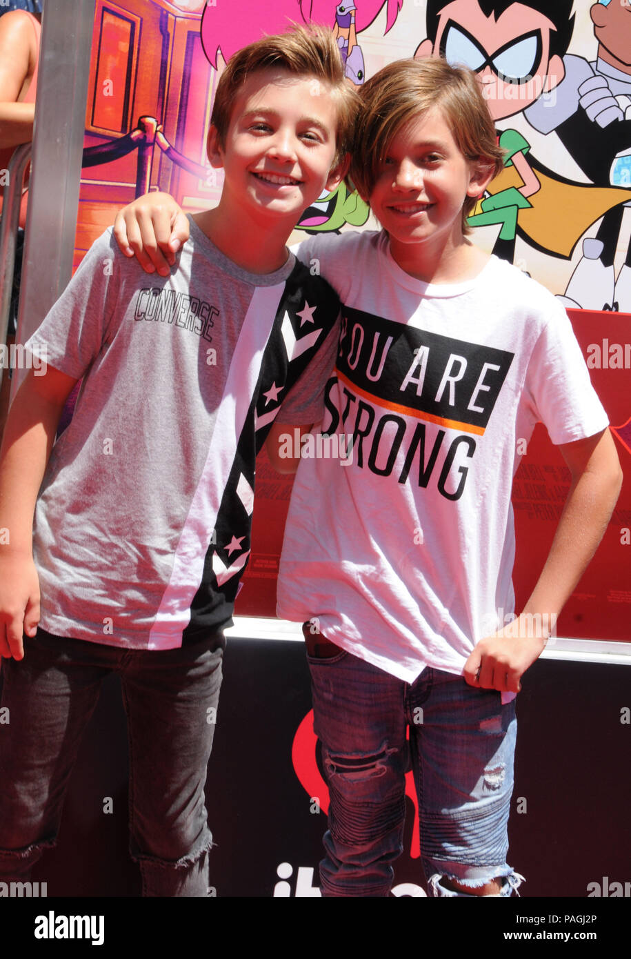 HOLLYWOOD, CA - 22 Luglio: (L-R) attori/fratelli Parker Bates e Prestyn Bates frequentare Warner Bros Foto " Prima mondiale di "Teen Titans Go! Al cinema' sulla luglio 22, 2018 a TCL Chinese Theatre di Hollywood, in California. Foto di Barry re/Alamy Live News Foto Stock