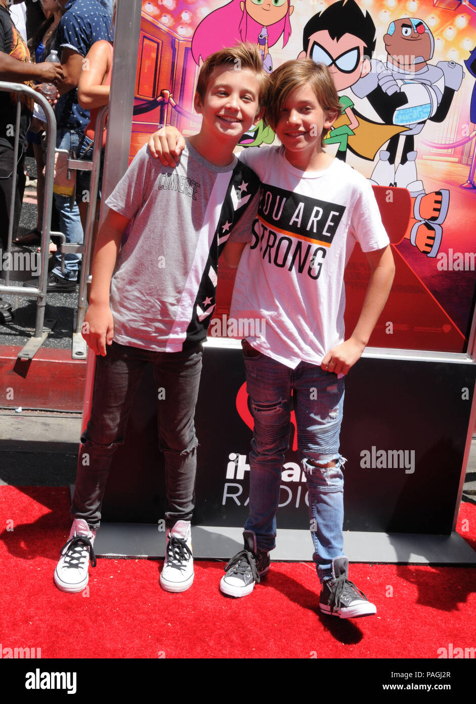 HOLLYWOOD, CA - 22 Luglio: (L-R) attori/fratelli Parker Bates e Prestyn Bates frequentare Warner Bros Foto " Prima mondiale di "Teen Titans Go! Al cinema' sulla luglio 22, 2018 a TCL Chinese Theatre di Hollywood, in California. Foto di Barry re/Alamy Live News Foto Stock