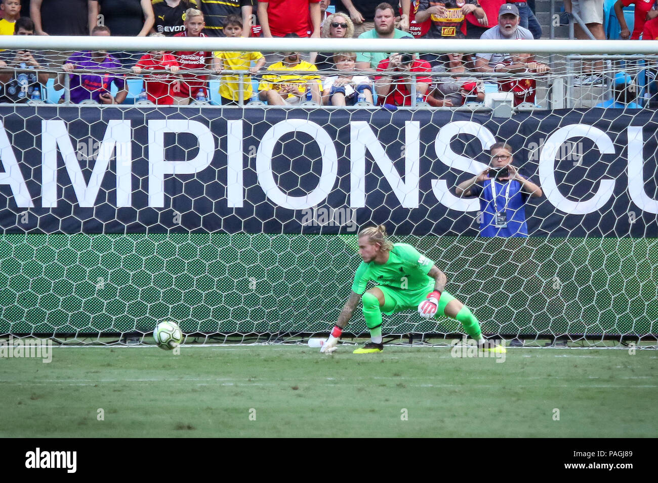 Charlotte, North Carolina, Stati Uniti d'America. 22 Luglio, 2018. Liverpool portiere Loris Karius (1) OROLOGI un obiettivo da Borussia Dortmund centrocampista Pulisic cristiana (22) durante un International Champions Cup match presso la Bank of America Stadium di Charlotte, NC. Il Borussia Dortmund della Bundesliga tedesca beat Liverpool della Premier League inglese da 3 a 1. Credito: Jason Walle/ZUMA filo/Alamy Live News Foto Stock