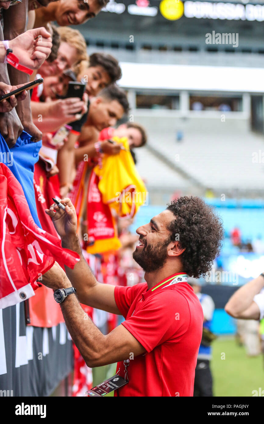 Charlotte, NC, Stati Uniti d'America. 22 Luglio, 2018. Liverpool centrocampista Mohamed Salah (11) indicazioni per appassionati dopo International Champions Cup azione tra il Liverpool FC vs Borussia Dortmund in Charlotte, NC. Jonathan Huff/CSM/Alamy Live News Foto Stock