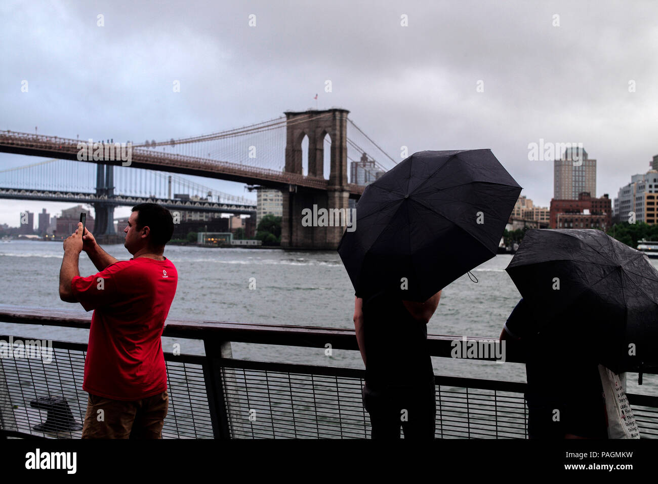 New York, Stati Uniti d'America. 22 Luglio, 2018. Un uomo prende le immagini del Ponte di Brooklyn a Manhattan di New York City, Stati Uniti, 22 luglio 2018. Credito: Li Muzi/Xinhua/Alamy Live News Foto Stock