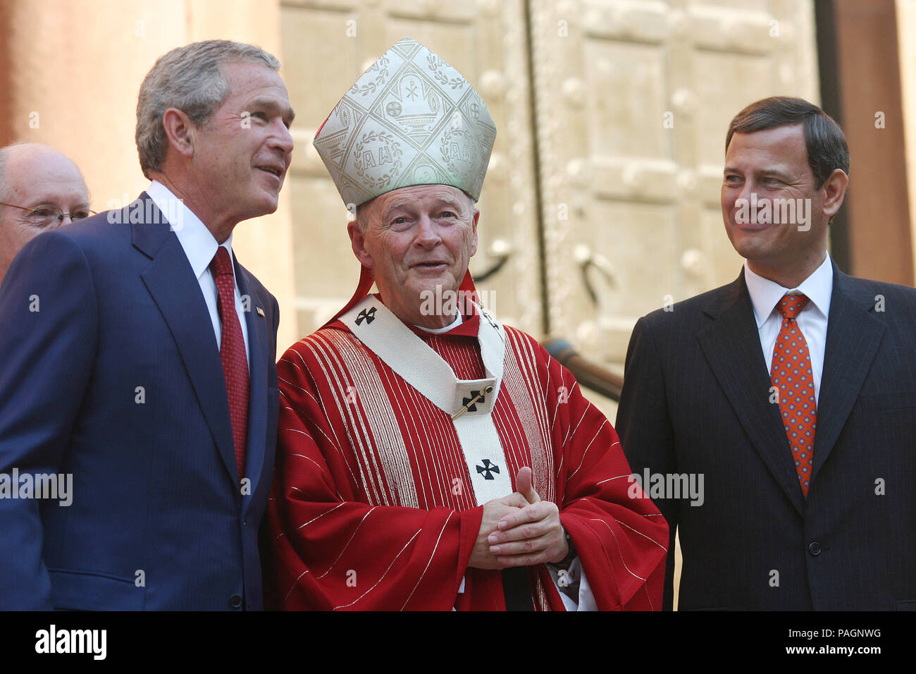 Washington DC - 2 Ottobre 2005 - Il Presidente degli Stati Uniti George Bush assiste 52nd annuale di massa rossa a St. Matthews Cattedrale. Massa rossa è una tradizione che si svolge la domenica prima della Corte suprema di apertura della sessione. Il servizio offre speciali preghiere per la corte e i giudici come cominciano a sentire questa tornata di casi. Questa massa è speciale per il fatto che il nuovo Capo della Giustizia, John G. Roberts, Jr. è di presenze lungo con sua moglie Jane. La first lady Laura Bush era in presenza così come gli Stati Uniti il Segretario di Stato Condoleezza Rice e il capo del personale della Casa Bianca, Andrew Card. Foto Stock