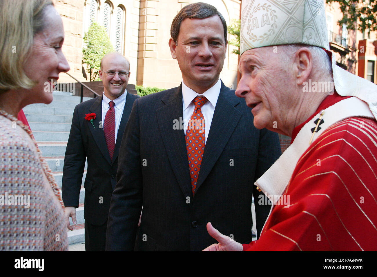 Washington DC - 2 Ottobre 2005 - Il Presidente degli Stati Uniti George Bush assiste 52nd annuale di massa rossa a St. Matthews Cattedrale. Massa rossa è una tradizione che si svolge la domenica prima della Corte suprema di apertura della sessione. Il servizio offre speciali preghiere per la corte e i giudici come cominciano a sentire questa tornata di casi. Questa massa è speciale per il fatto che il nuovo Capo della Giustizia, John G. Roberts, Jr. è di presenze lungo con sua moglie Jane. La first lady Laura Bush era in presenza così come gli Stati Uniti il Segretario di Stato Condoleezza Rice e il capo del personale della Casa Bianca, Andrew Card. Foto Stock