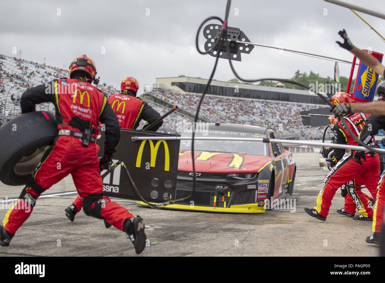 Loudon, New Hampshire, Stati Uniti d'America. 22 Luglio, 2018. Jamie McMurray (1) fa un pit stop durante il Foxwoods Resort Casino 301 in New Hampshire Motor Speedway in Loudon, New Hampshire. Credito: Stephen A. Arce/ASP/ZUMA filo/Alamy Live News Foto Stock
