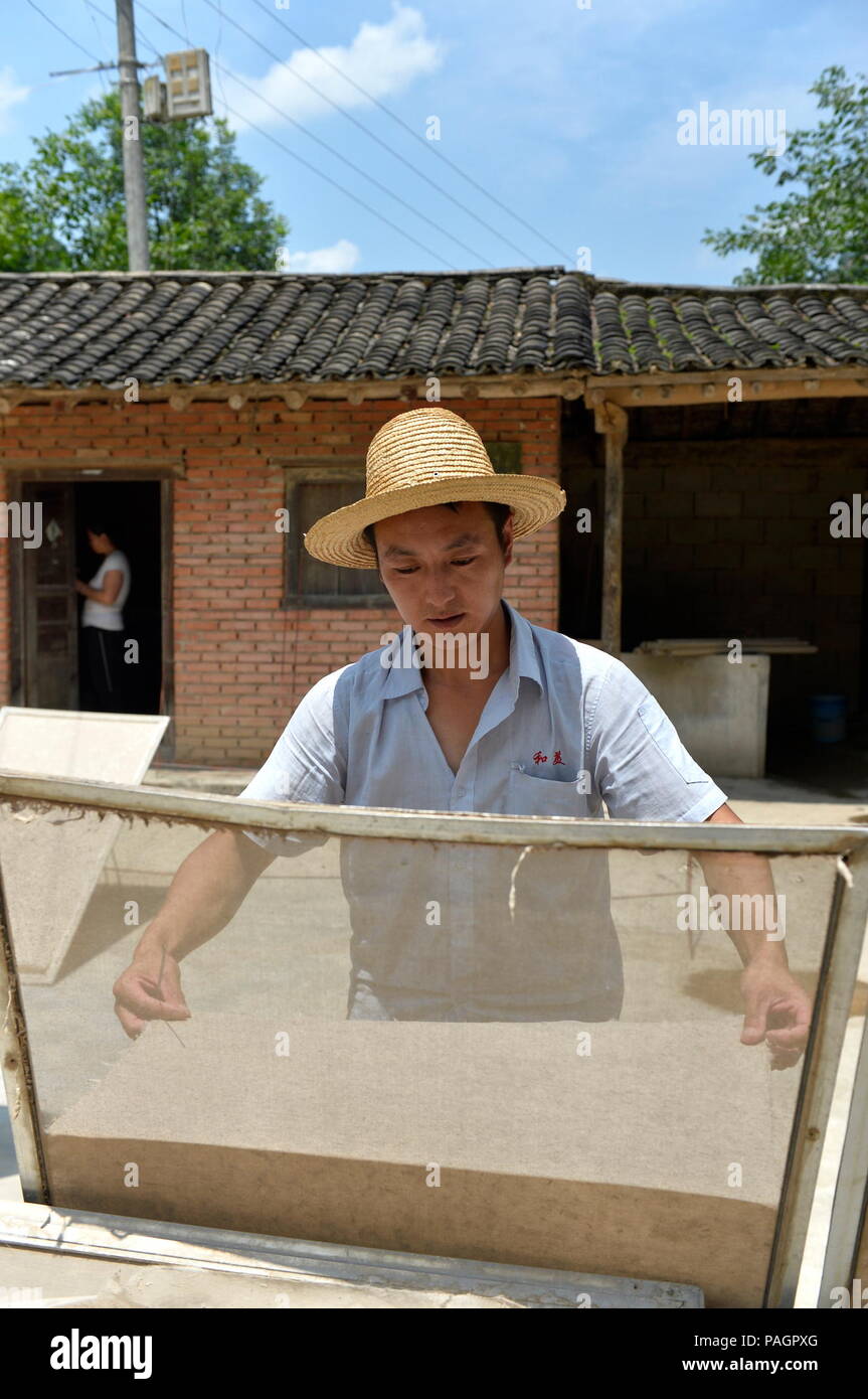 Xihe, la Cina della provincia di Gansu. 22 Luglio, 2018. Artigiano Liu Xiaobo rende la carta Xihe Xihe nella contea di Longnan City, a nord-ovest della Cina di Provincia di Gansu, luglio 22, 2018. Il tempo onorato Xihe per la fabbricazione della carta abilità, con una storia di migliaia di anni, sta diventando una nuova fonte di reddito per la popolazione locale. Credito: Li Xiao/Xinhua/Alamy Live News Foto Stock