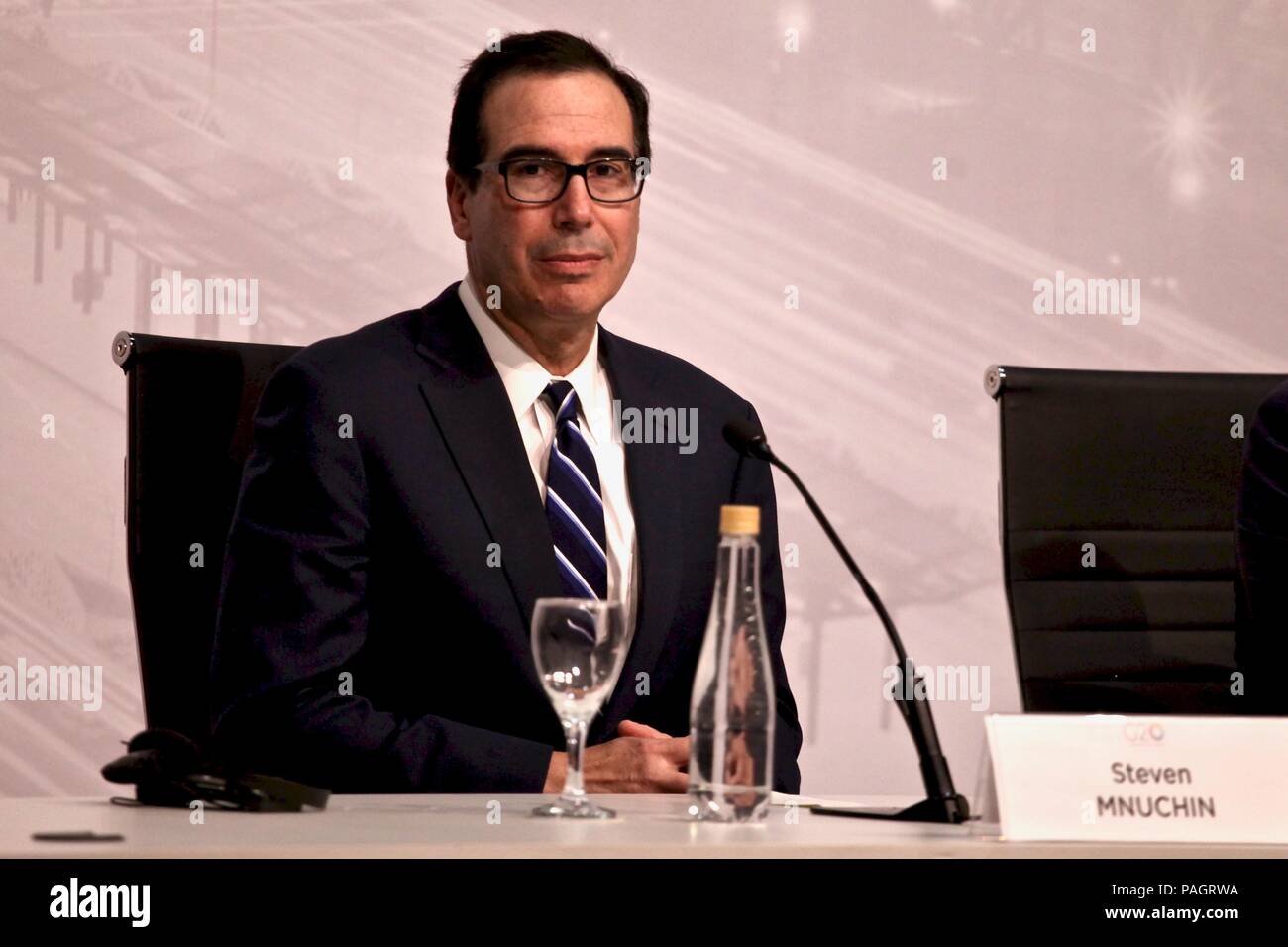 Buenos Aires, Argentina. 22 Luglio, 2018. Ministro del Tesoro americano Steven Mnuchin partecipa a una conferenza stampa in seguito alla riunione del G20 dei ministri delle Finanze. La finanziaria mondiale i leader hanno discusso gli effetti dei recenti conflitti commerciali tra la Cina e l'Unione europea e gli Stati Uniti. Credito: Claudio Santisteban/dpa/Alamy Live News Foto Stock