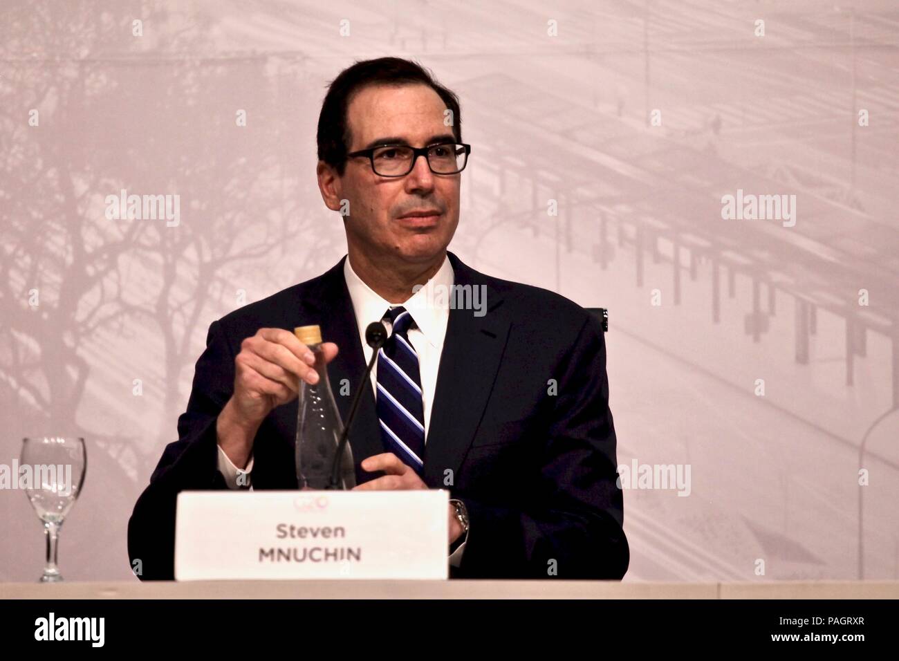 Buenos Aires, Argentina. 22 Luglio, 2018. Ministro del Tesoro americano Steven Mnuchin partecipa a una conferenza stampa in seguito alla riunione del G20 dei ministri delle Finanze. La finanziaria mondiale i leader hanno discusso gli effetti dei recenti conflitti commerciali tra la Cina e l'Unione europea e gli Stati Uniti. Credito: Claudio Santisteban/dpa/Alamy Live News Foto Stock