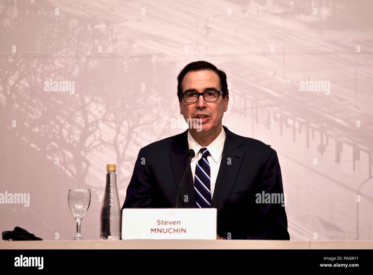 Buenos Aires, Argentina. 22 Luglio, 2018. Ministro del Tesoro americano Steven Mnuchin partecipa a una conferenza stampa in seguito alla riunione del G20 dei ministri delle Finanze. La finanziaria mondiale i leader hanno discusso gli effetti dei recenti conflitti commerciali tra la Cina e l'Unione europea e gli Stati Uniti. Credito: Claudio Santisteban/dpa/Alamy Live News Foto Stock