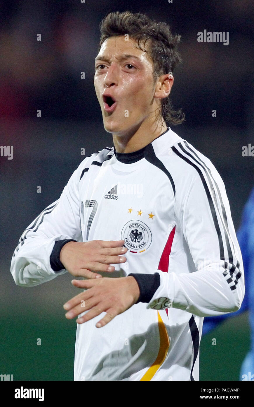 Pirmasens (Germania). 16 ott 2007. Soccer, U-21 qualfiying corrispondono, Germania vs Moldavia al Husterhoehe Stadium. La Germania Mesut Özil celebra il suo secondo obiettivo, sollevando il scoreline a 2:0. Credito: Ronald Wittek/dpa/Alamy Live News Foto Stock