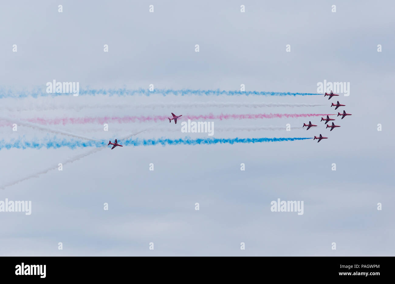 Folkestone, Regno Unito. 22luglio 2018. Le frecce rosse team display sorvolano Folkestone Air Show in Kent, Inghilterra 22.Luglio 2018 Credit: theodore liasi/Alamy Live News Foto Stock