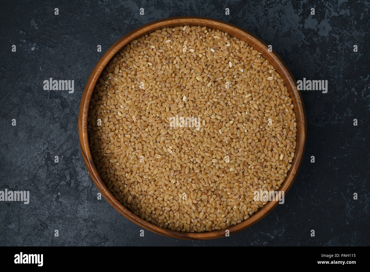 Chicchi di grano n sfondo nero. Messa a fuoco selettiva Foto Stock