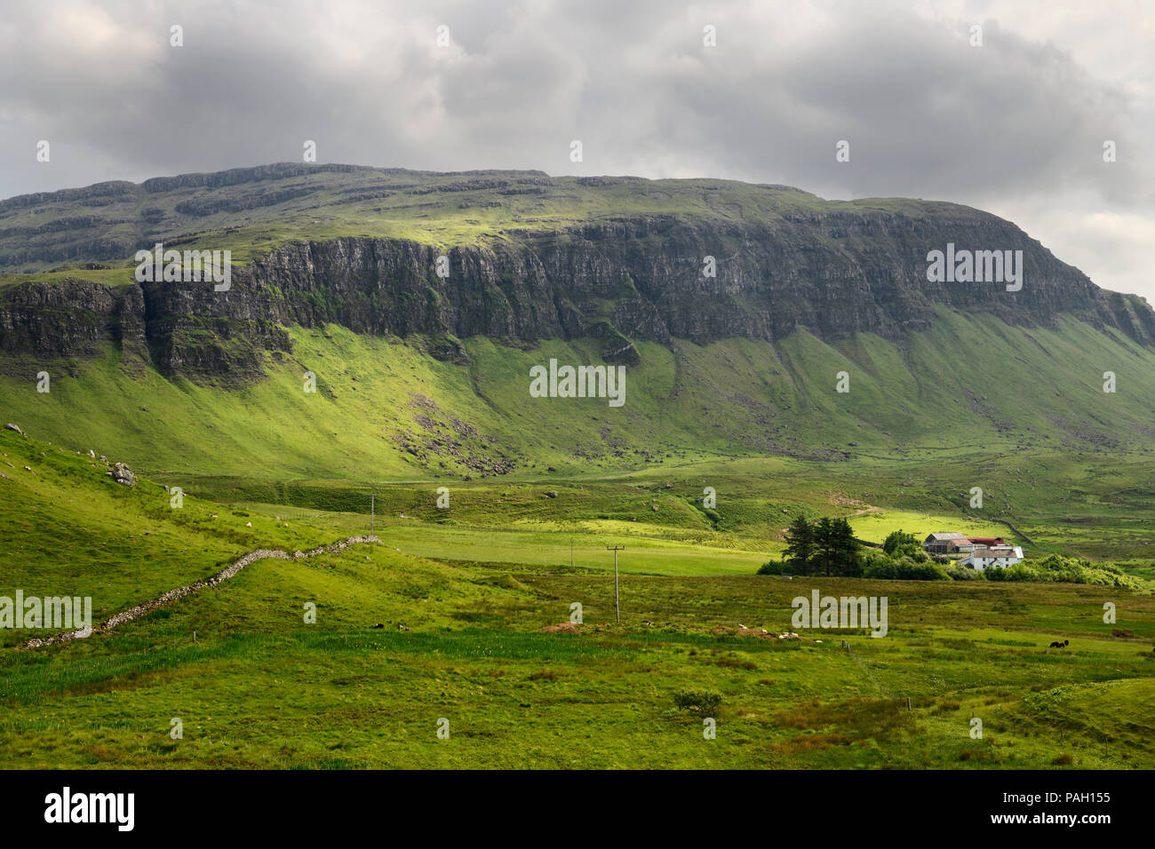 Azienda Agricola a Balmeanach con scogliere di Creag un Ghaill verdi pendii e su Loch Na Keal Isle of Mull Highlands scozzesi Scotland Regno Unito Foto Stock