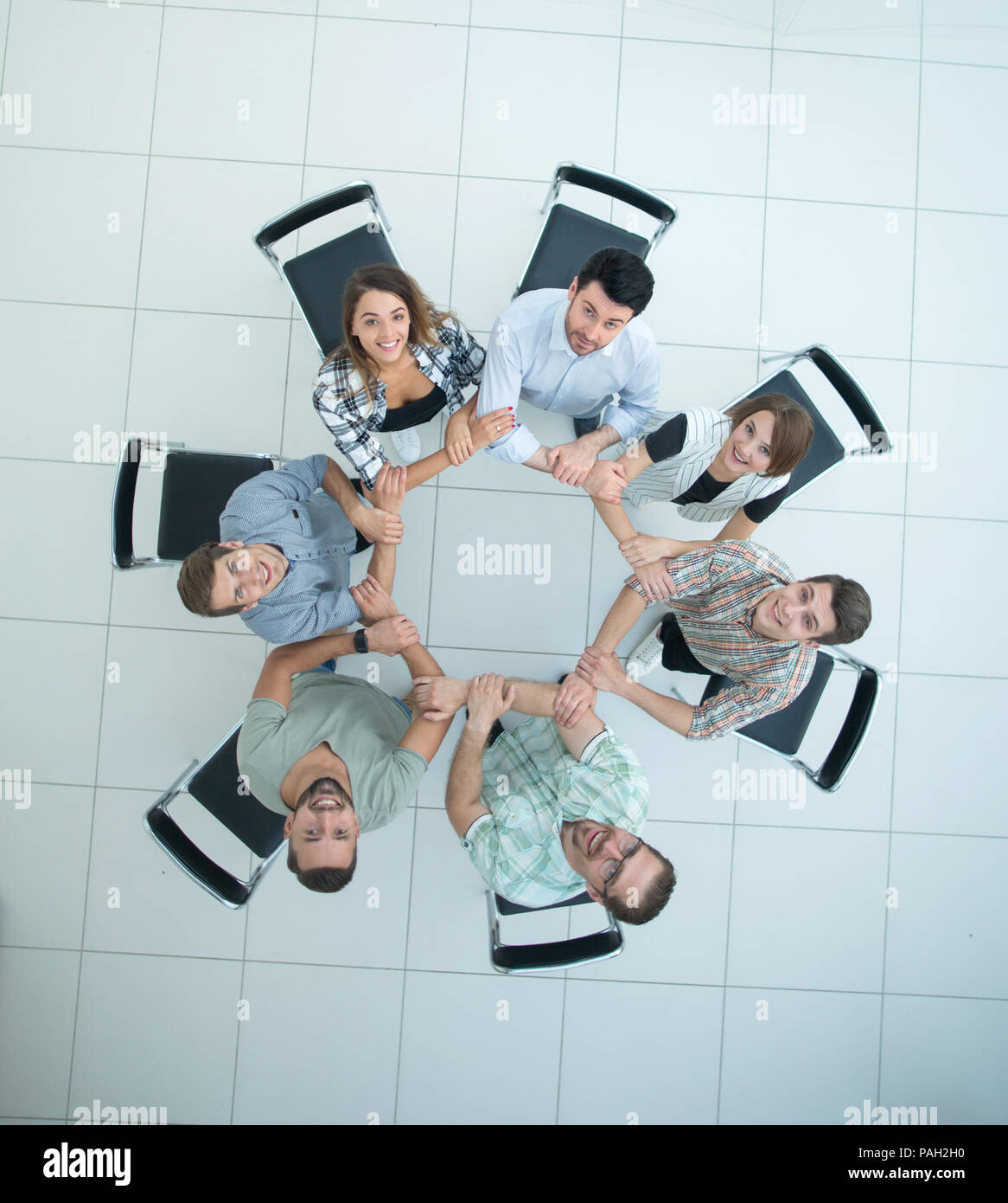 Vista superiore.creative business group piegato fuori delle mani di un cerchio Foto Stock