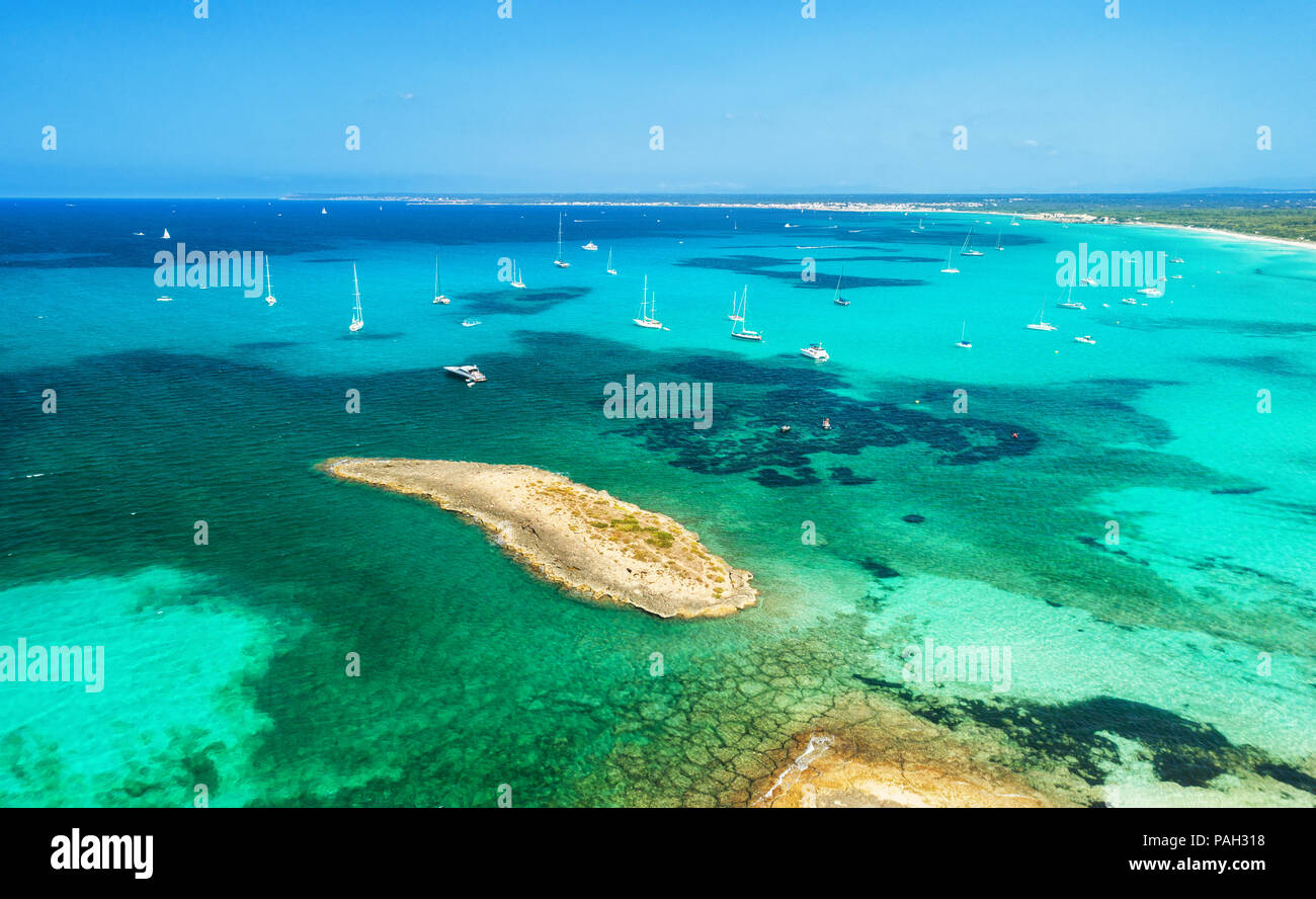 Vista aerea di barche e yacht di lusso e mare trasparente alla giornata di sole a Mallorca, Spagna. Colorato paesaggio estivo con marina bay, acqua azzurra, Sandy Foto Stock