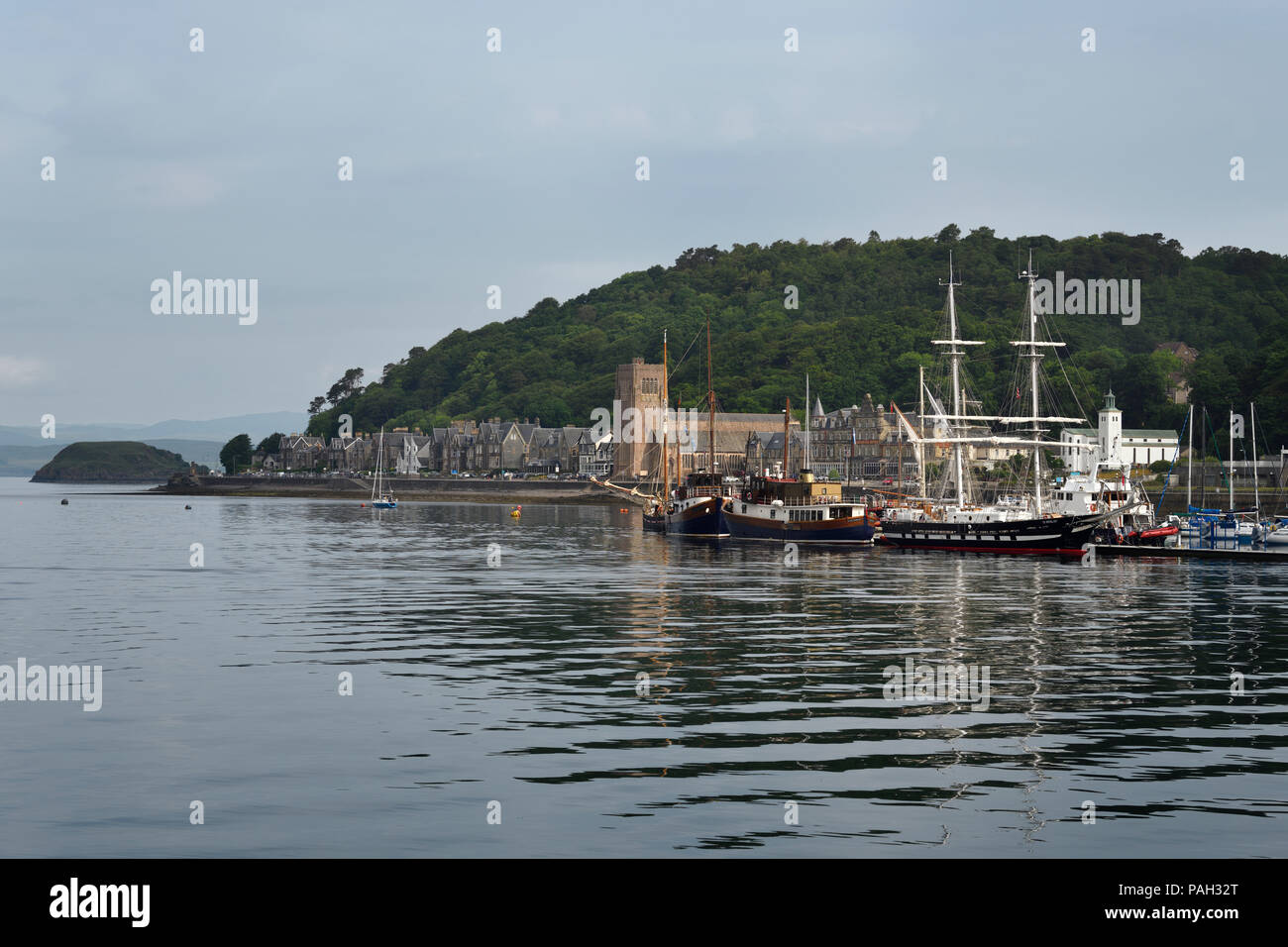 Le navi a vela ormeggiata in porto di Oban con San Columba la cattedrale sulla Oban Bay in mattinata la Scozia UK Foto Stock