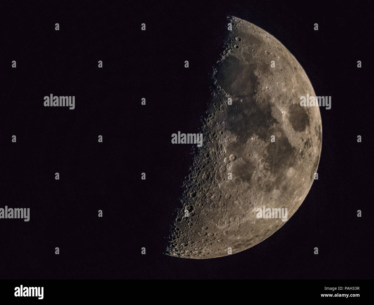 La luna presa utilizzando una combinazione di reflex e telescopio Foto Stock