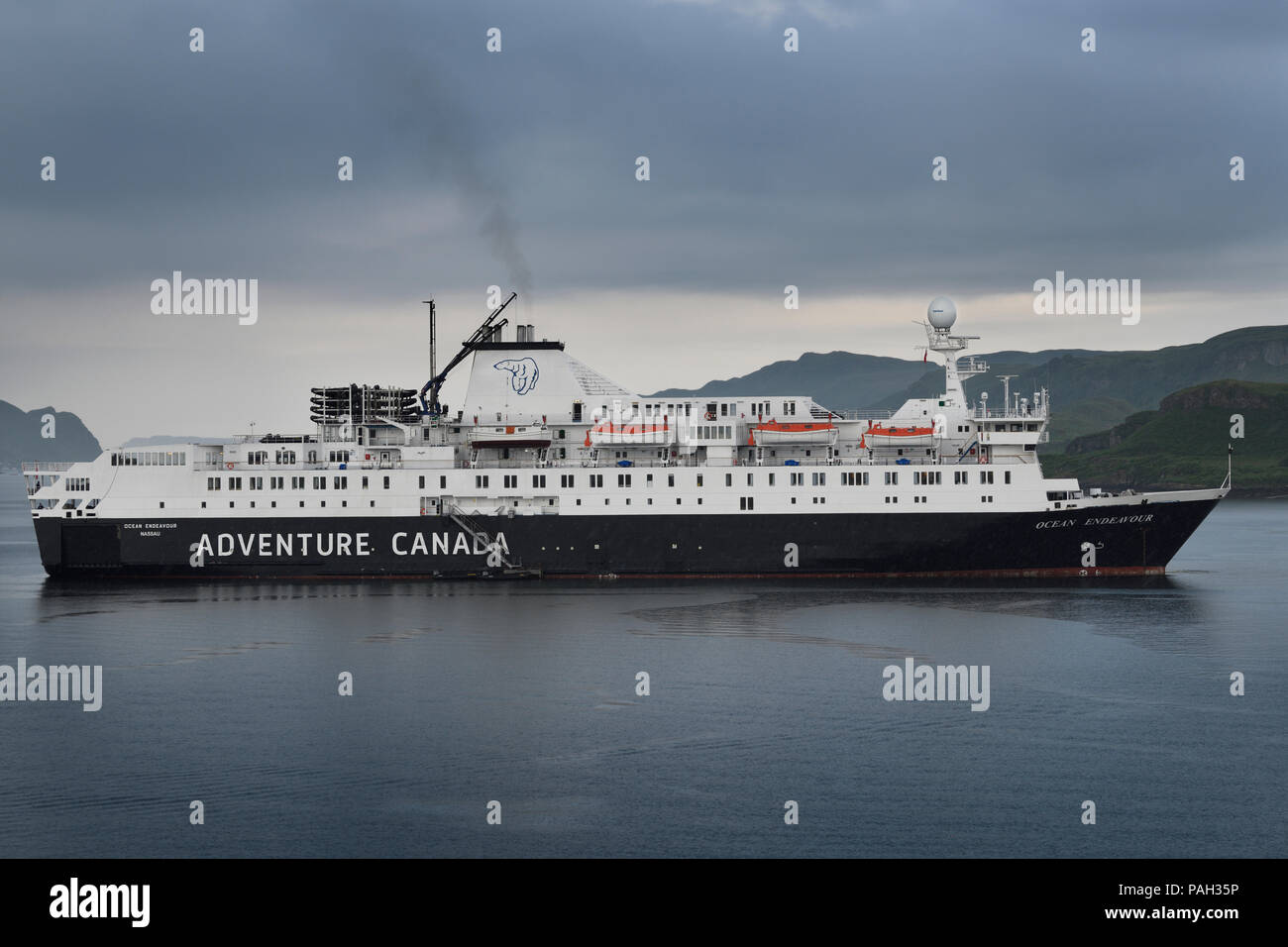 Partenza di mattina di Oceano artico Endeavour nave da crociera di avventura in Canada nel Firth of Lorn a Oban Bay Scozia UK Foto Stock